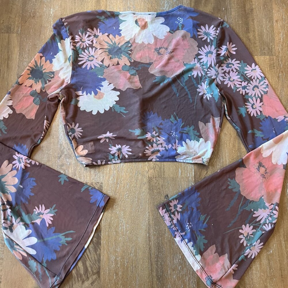 STAUD nylon floral cropped top with bell sleeve and pearl button detail - size s - Picture 4 of 7